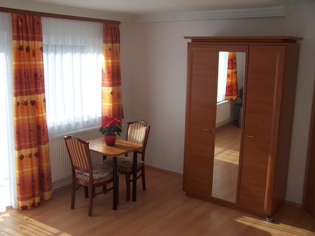 Akacia Apartment - Free Inside Parking, 2 Bedrooms, Garden, Next To Centre Будапеща Стая снимка