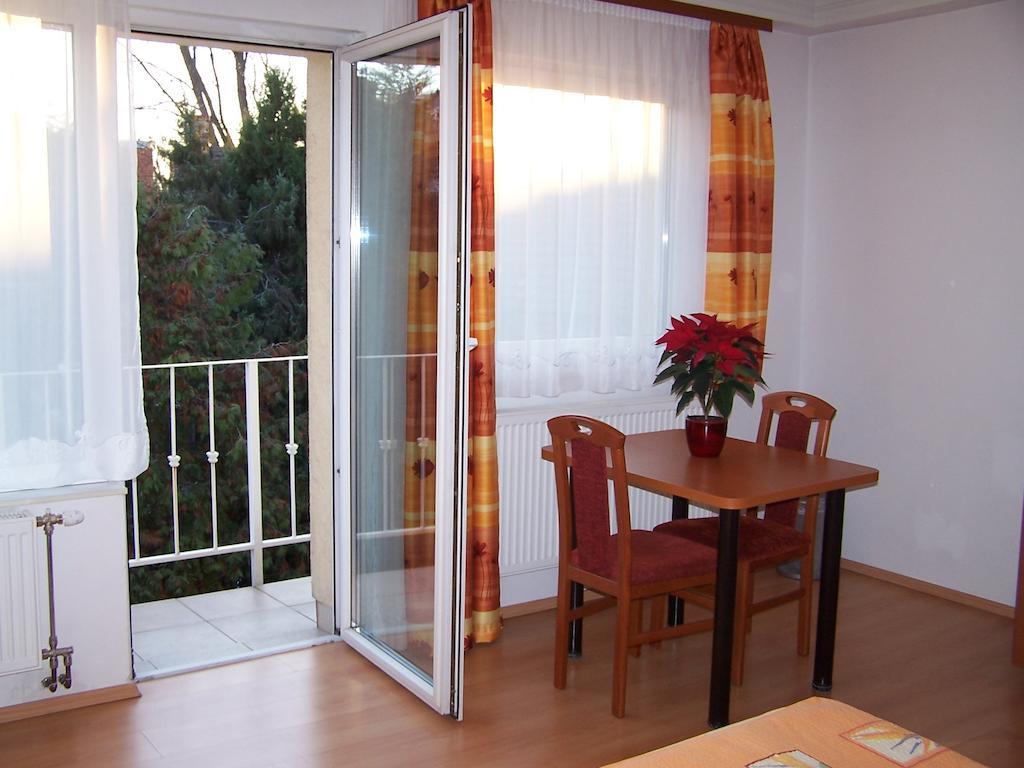 Akacia Apartment - Free Inside Parking, 2 Bedrooms, Garden, Next To Centre Будапеща Стая снимка