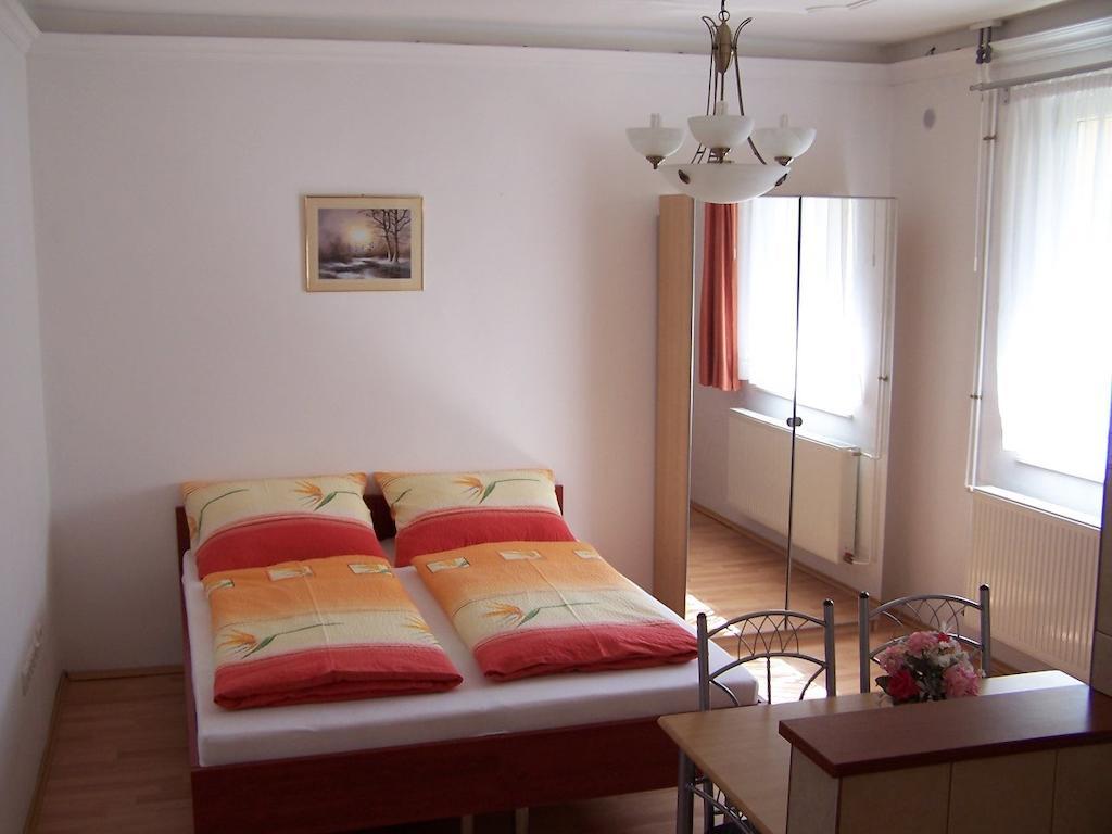 Akacia Apartment - Free Inside Parking, 2 Bedrooms, Garden, Next To Centre Будапеща Стая снимка