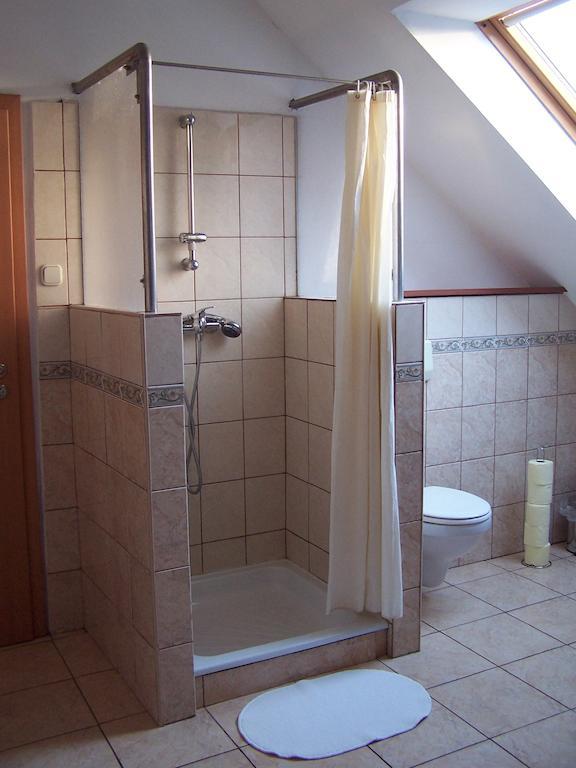 Akacia Apartment - Free Inside Parking, 2 Bedrooms, Garden, Next To Centre Будапеща Стая снимка