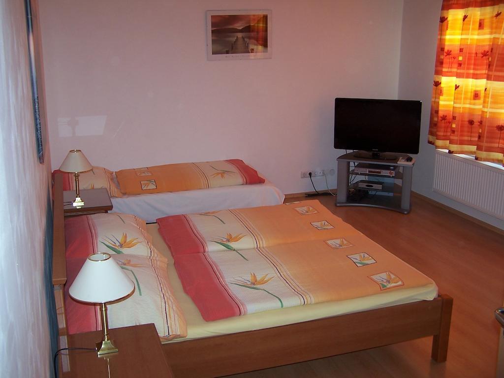 Akacia Apartment - Free Inside Parking, 2 Bedrooms, Garden, Next To Centre Будапеща Стая снимка